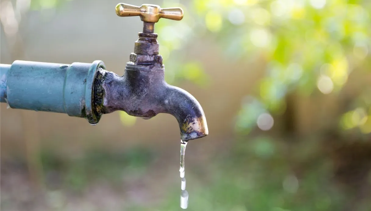 Llave de agua goteando.