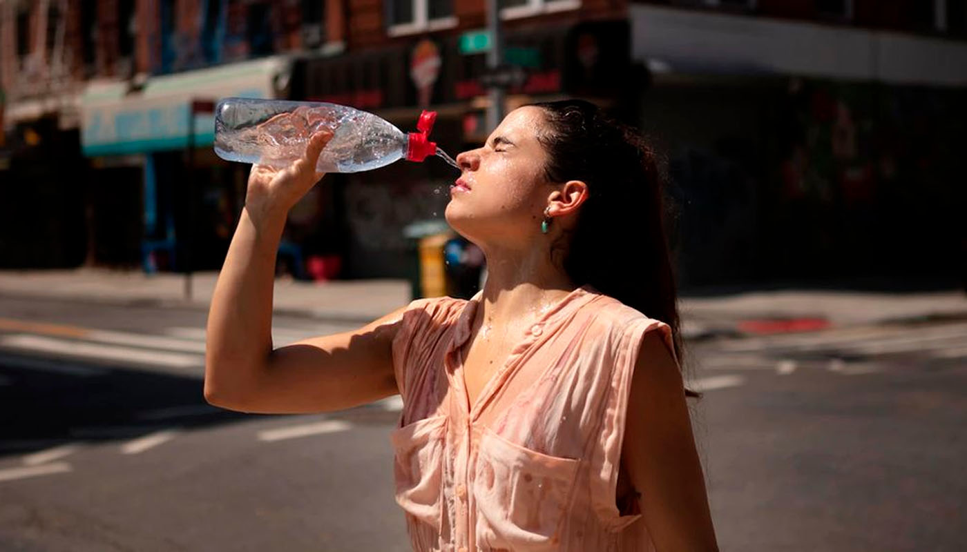 Persona hidratándose ante altas temperaturas