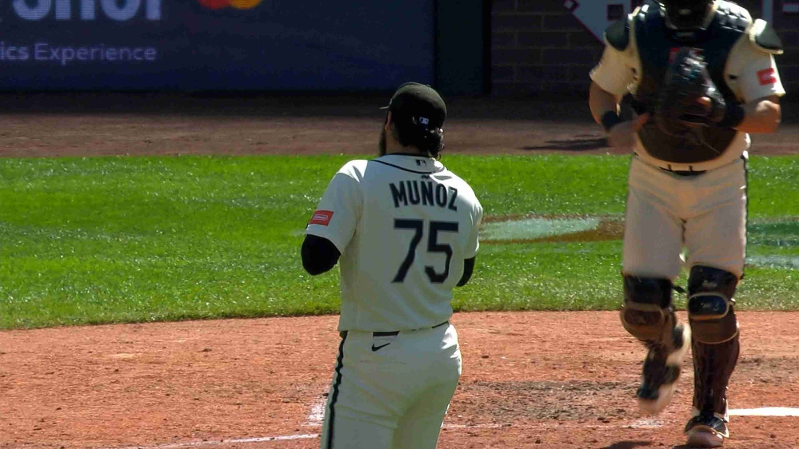 El sinaloense Andrés Muñoz retiró el noveno inning en el triunfo de Seattle sobre Toronto