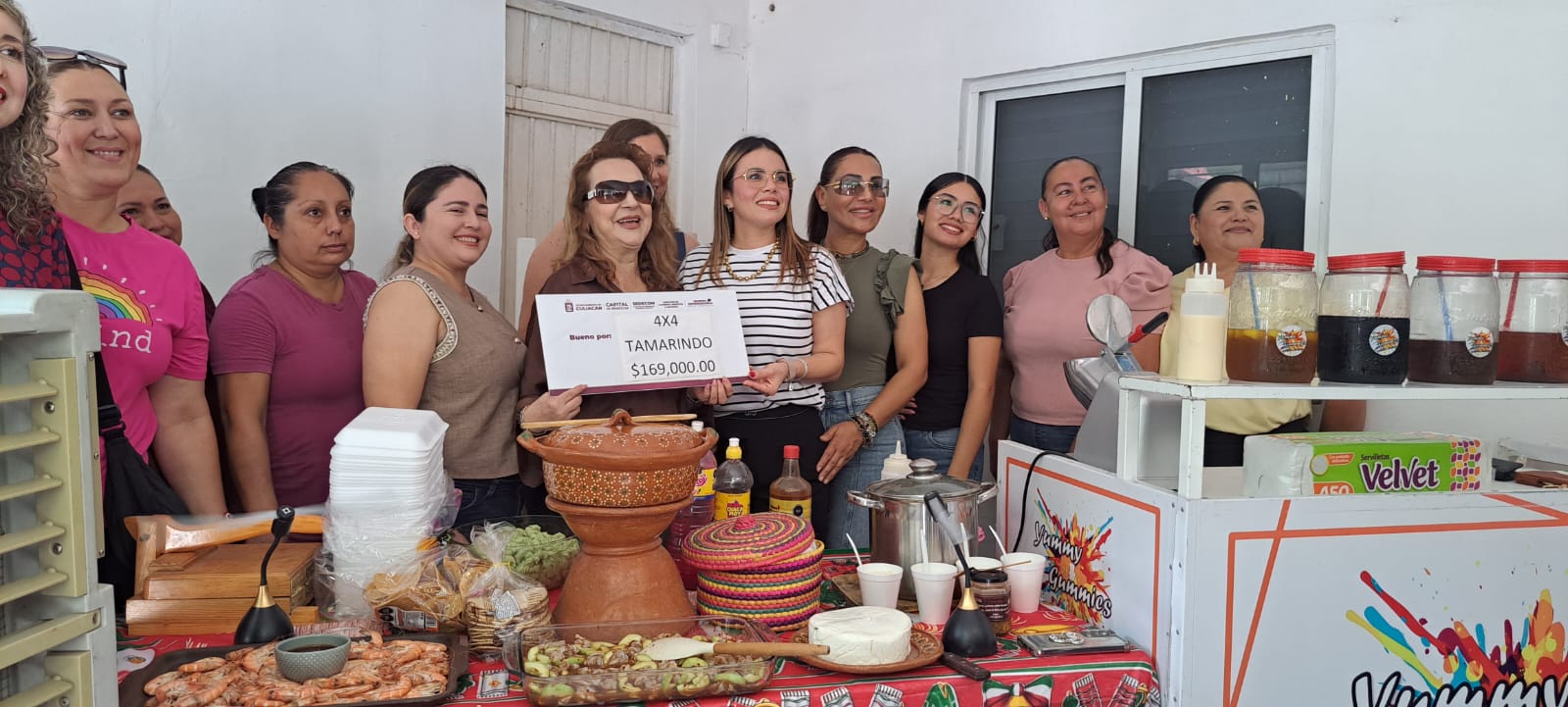 Ana Miriam Ramos con diploma con mujeres emprendedoras