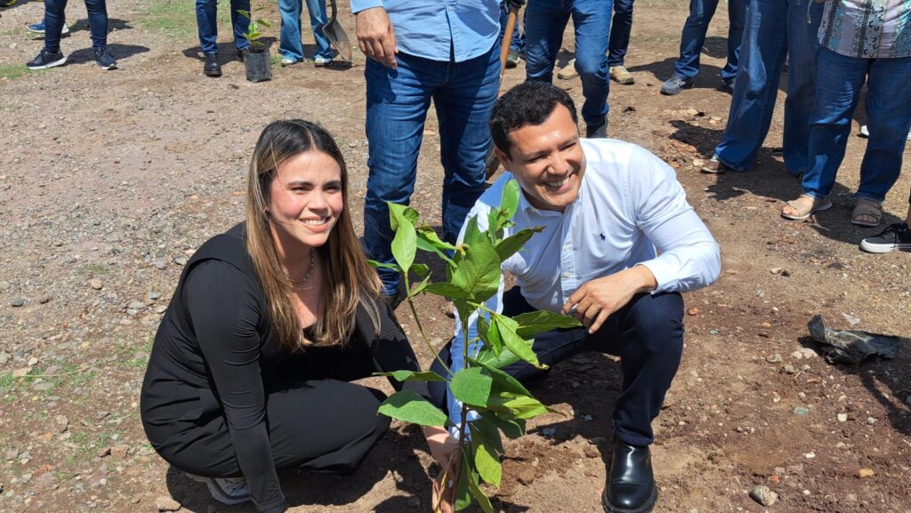 Ana Miriam Ramos con una planta en las manos