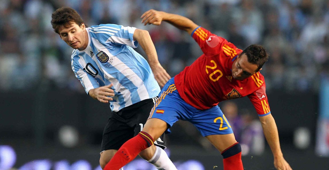 jugadores de futbol de las selecciones de Argentina y España, en un estadio de futbol durante un partido