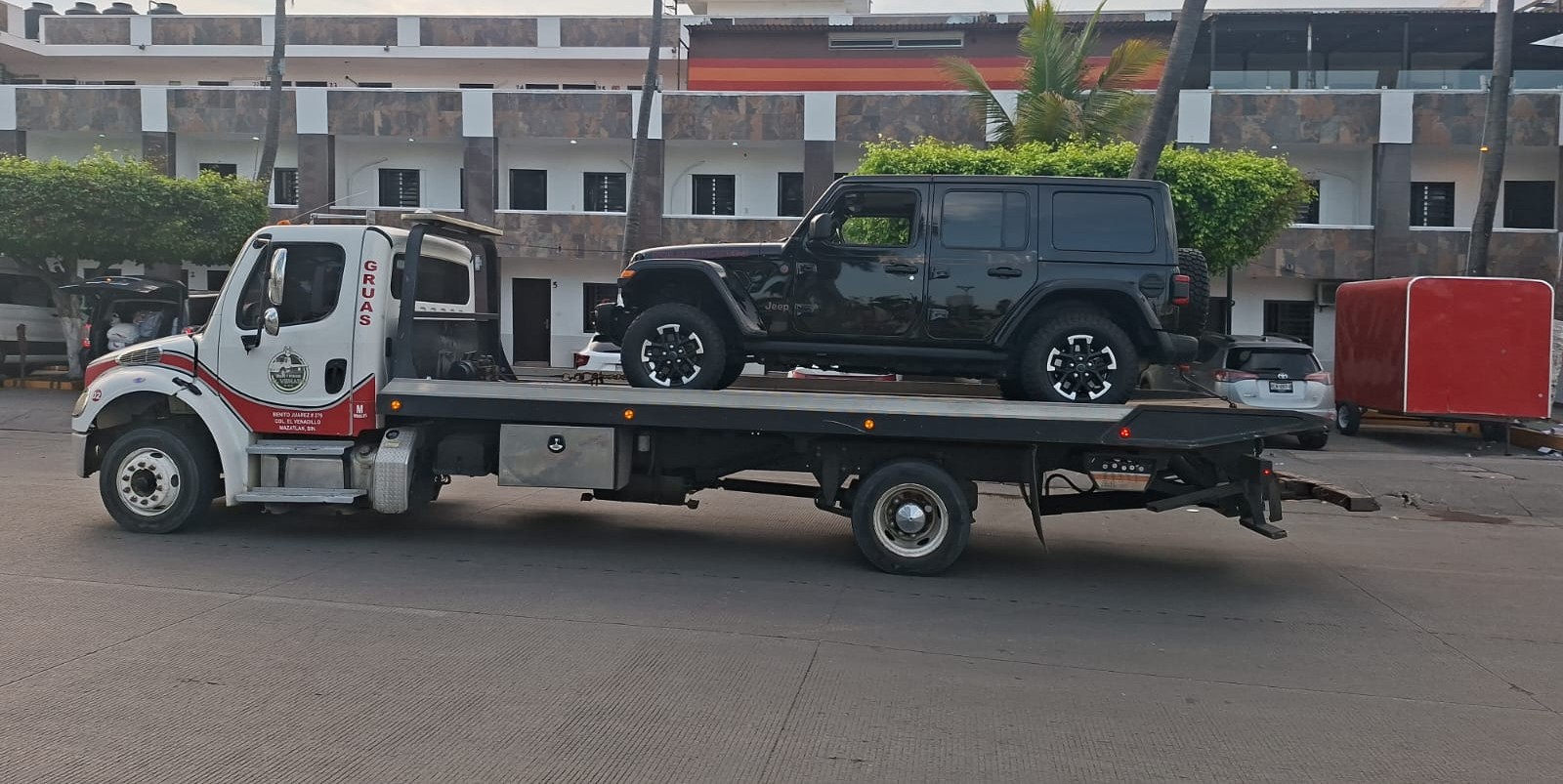Pleito ocasiona persecución, balazos y un Jeep Rubicón con una llanta