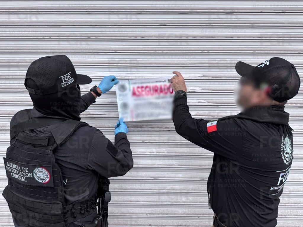 Agentes ministeriales clausurando un negocio en Culiacán.