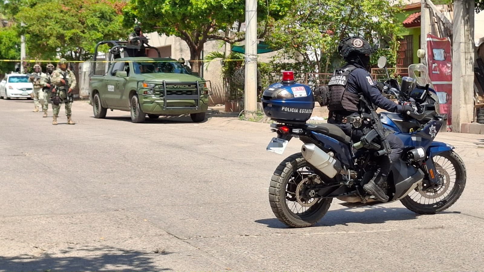 Elementos del Ejército Mexicano y Policía Estatal resguardando la zona acordonada.