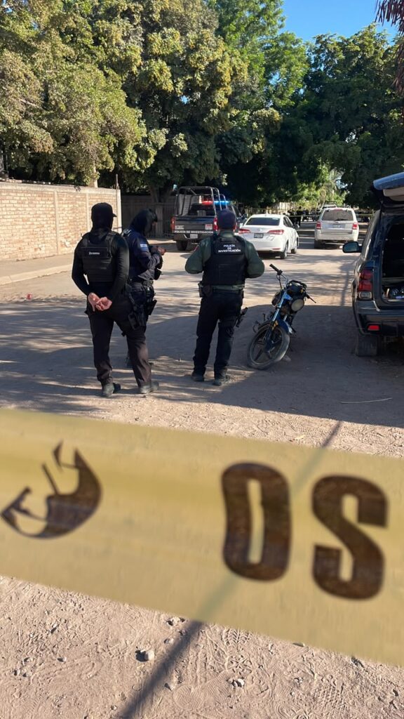 Tres policías sobre la calle