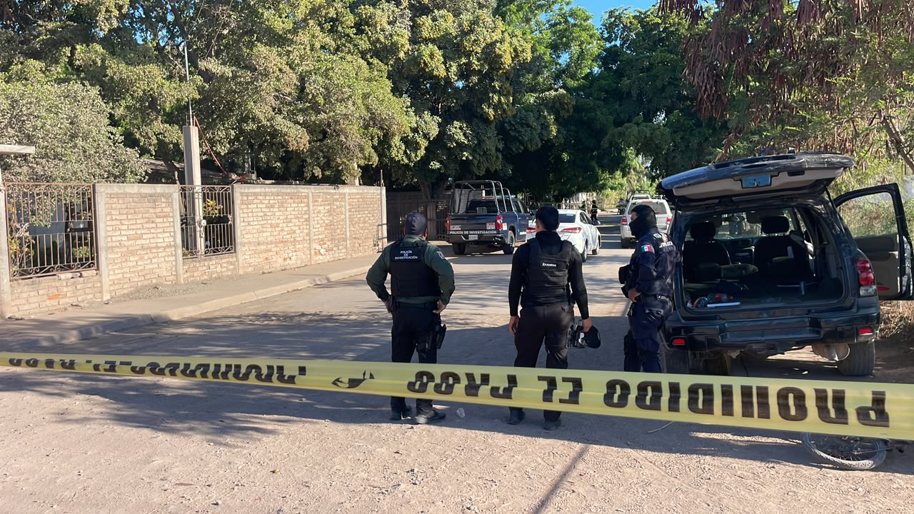 Personal de investigación con una cinta amarilla de precaución