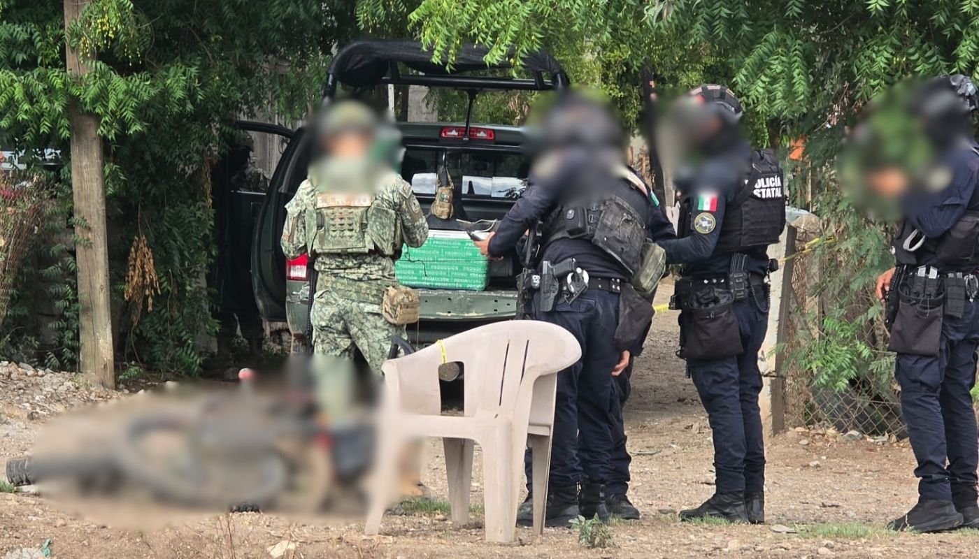 Elementos de la policía junto a el ejército y una motocicleta tirada
