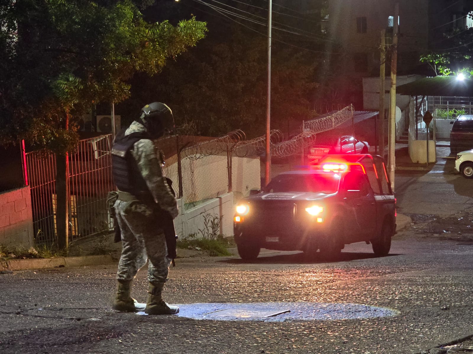 Autoridades resguardando la zona del ataque armado.