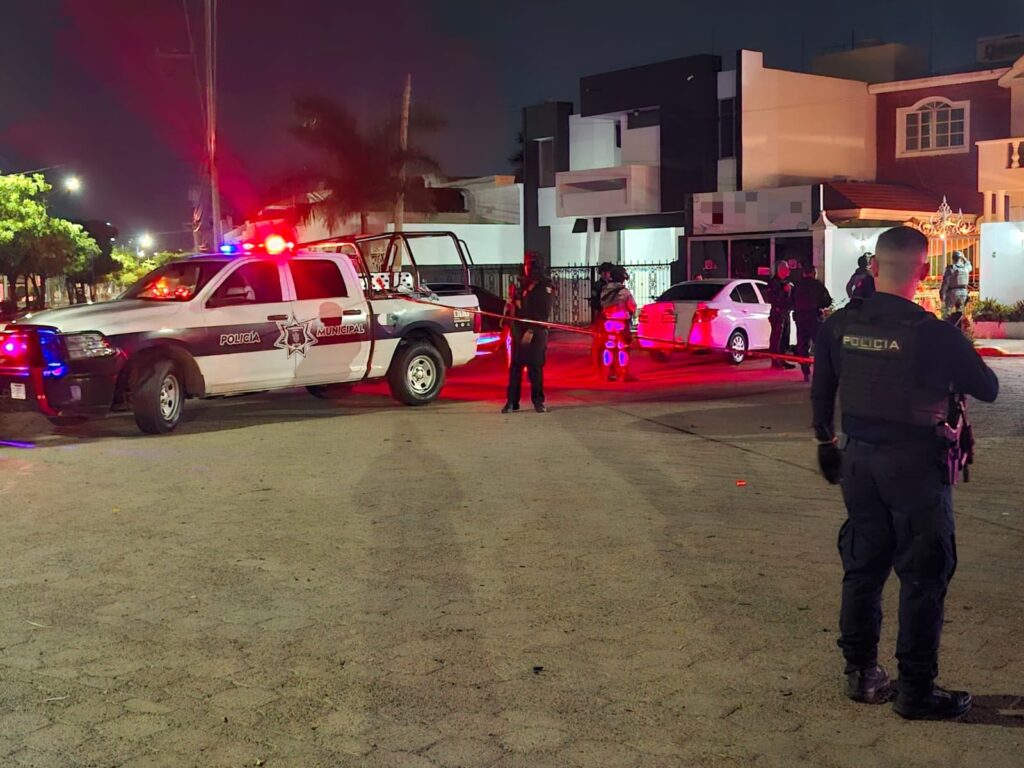 Policías en el lugar de los hechos.