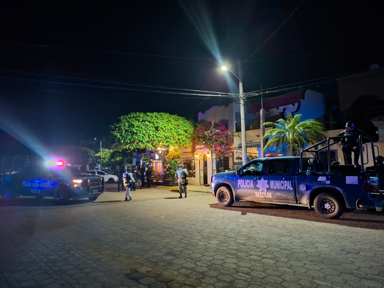 Autoridades resguardando el lugar del ataque armado en Lomas de Mazatlán.