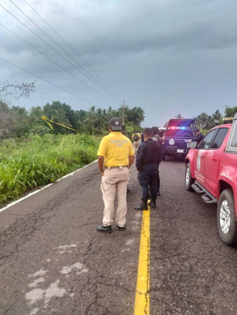 Autoridades preventivas en el lugar donde ocurrió el accidente.