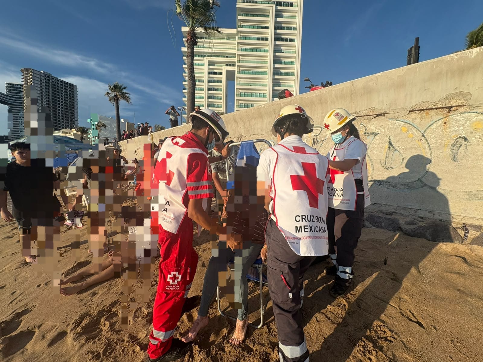 Paramédicos de Cruz Roja auxiliando a personas en la playa.