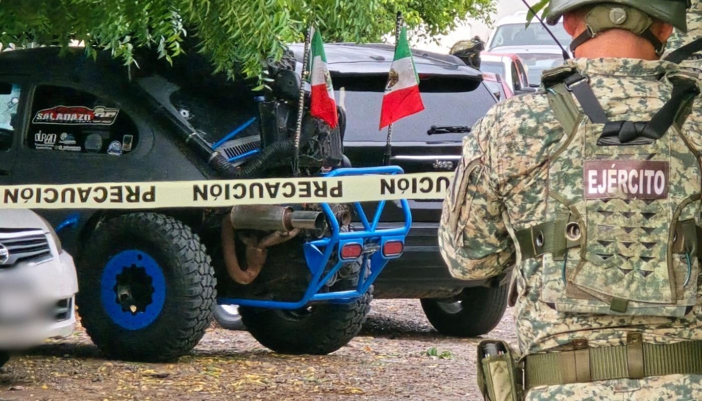 Elemento del ejército mexicano junto a una cinta amarilla