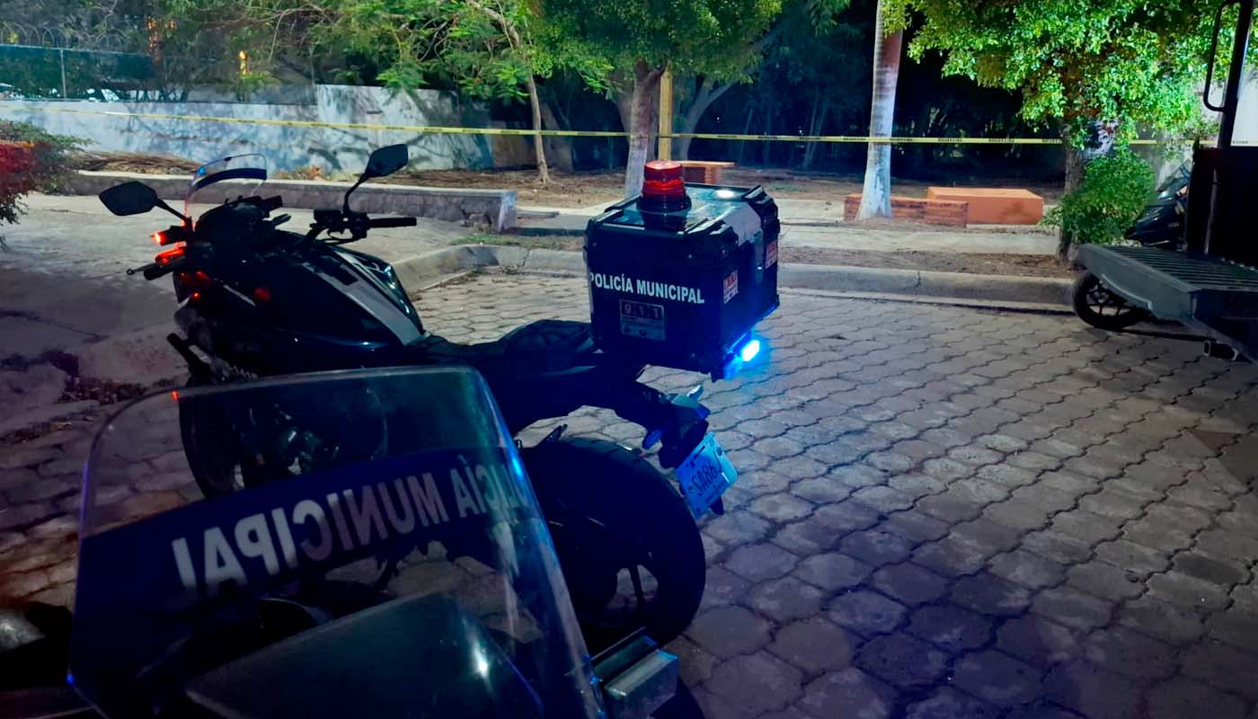 Unidades de la Policía Municipal de Mazatlán resguardan área acordonada