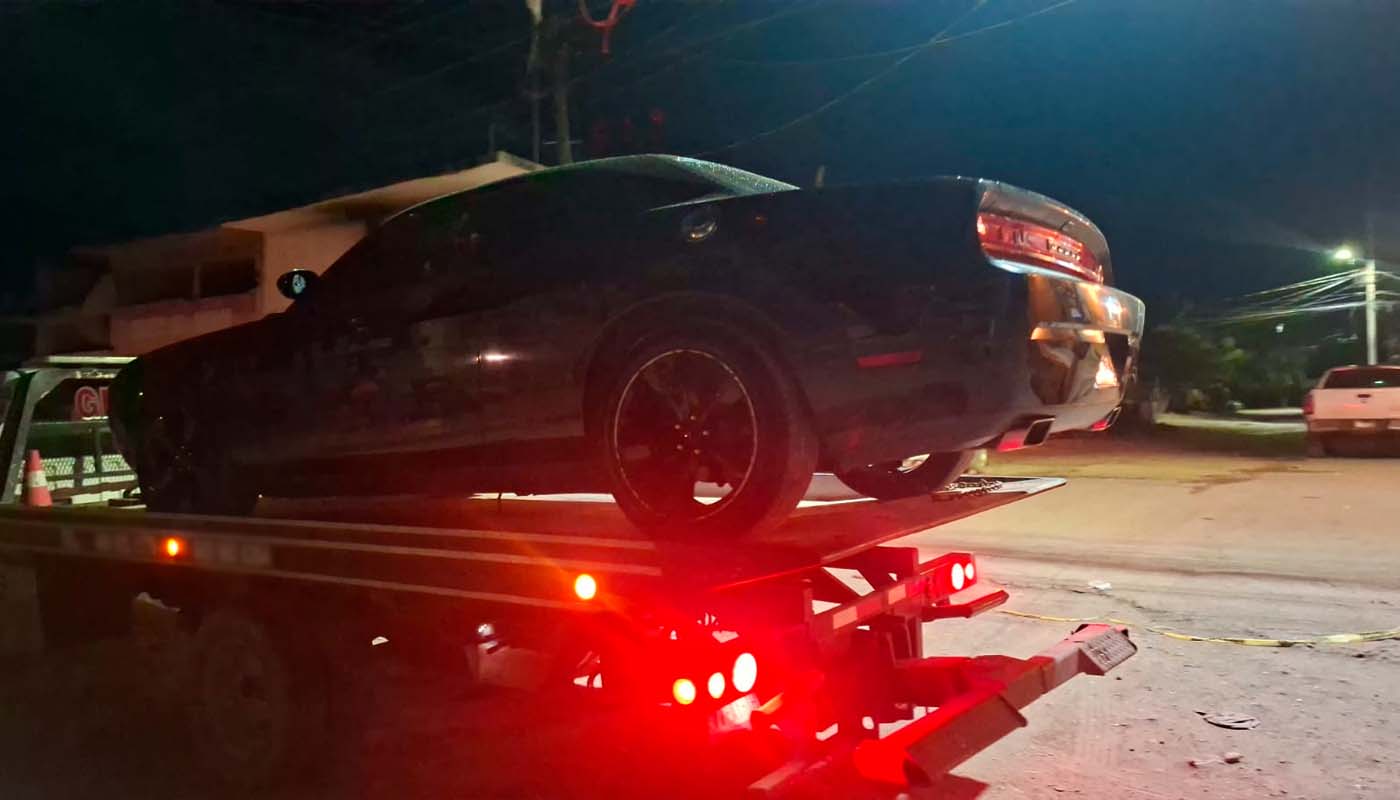 Balean vehículo afuera de domicilio en Mazatlán