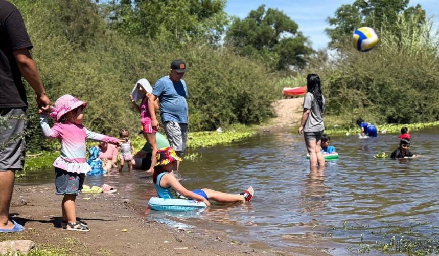 Bañistas en río Fuerte en San Miguel