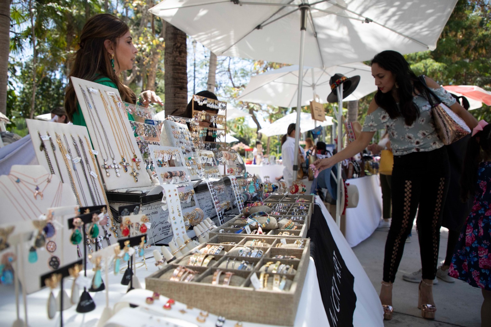 Puesto de joyería en un bazar