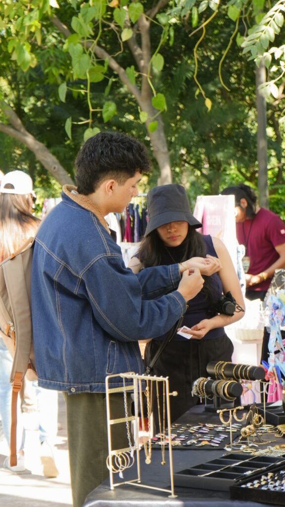 Un hombre y una mujer en un local de un bazar