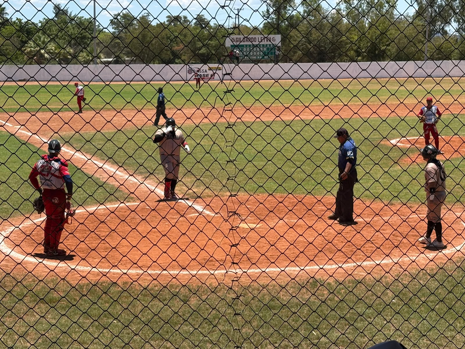 Jugadores en un campo de beisbol
