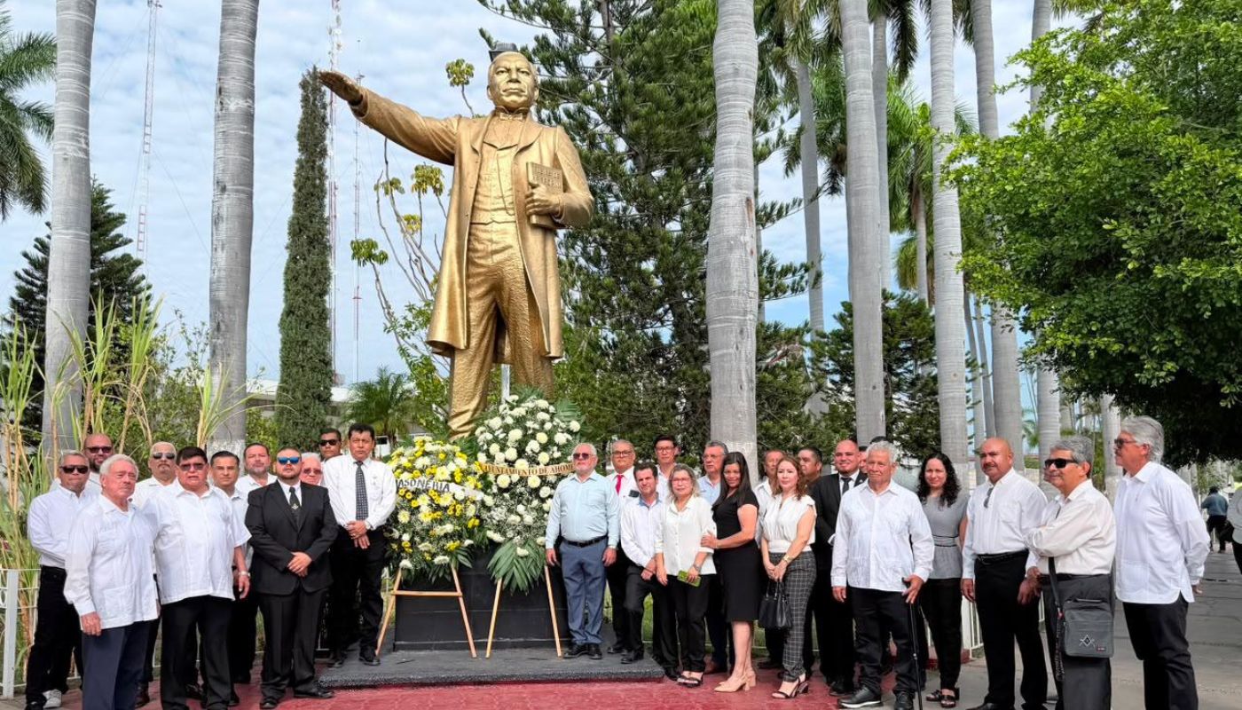 Personas abajo de una estatua de Benito Juarez