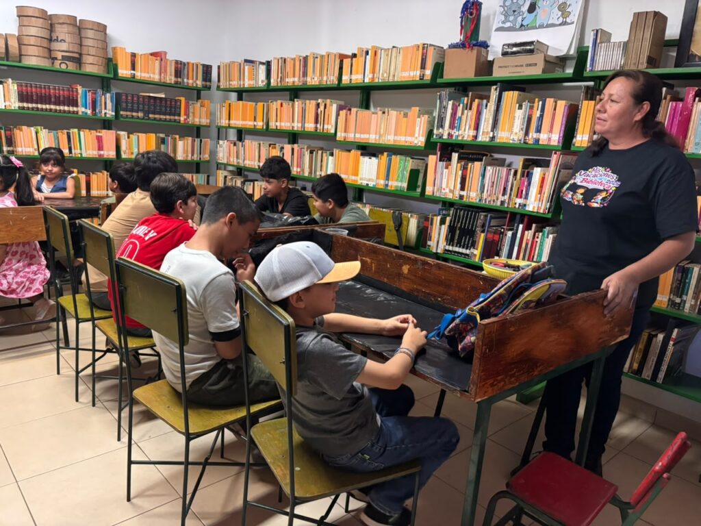 Niños sentados en una biblioteca