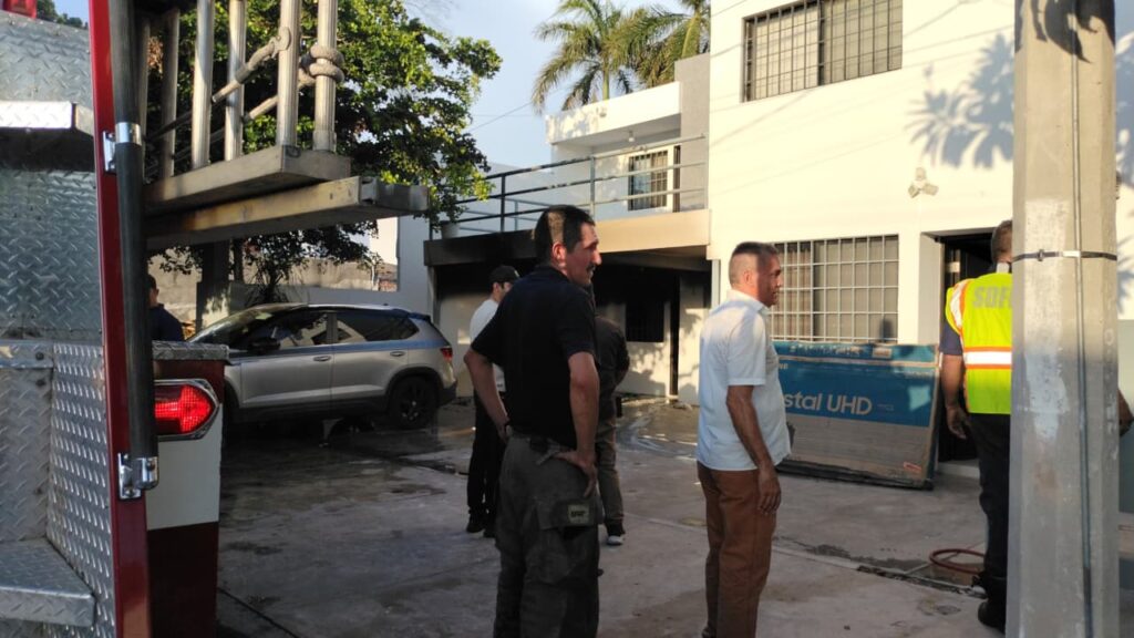 Personas en una casa incendiandose