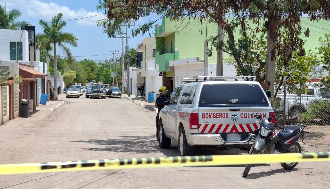 unidad de bomberos y una cinta amarilla de precaución en una calle