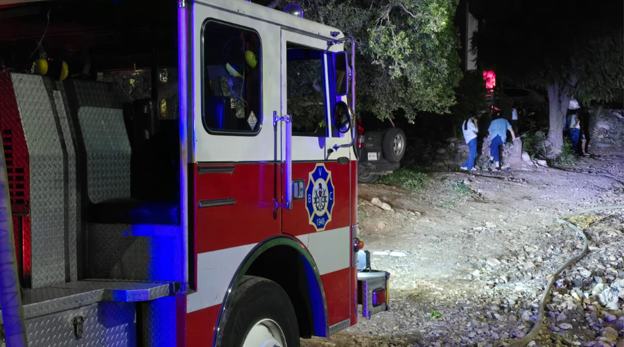 Bomberos Culiacán sofocan el incendio sobre una camioneta