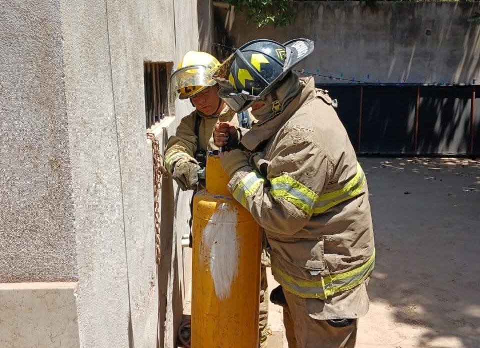 Bomberos cilindro gas Guasave