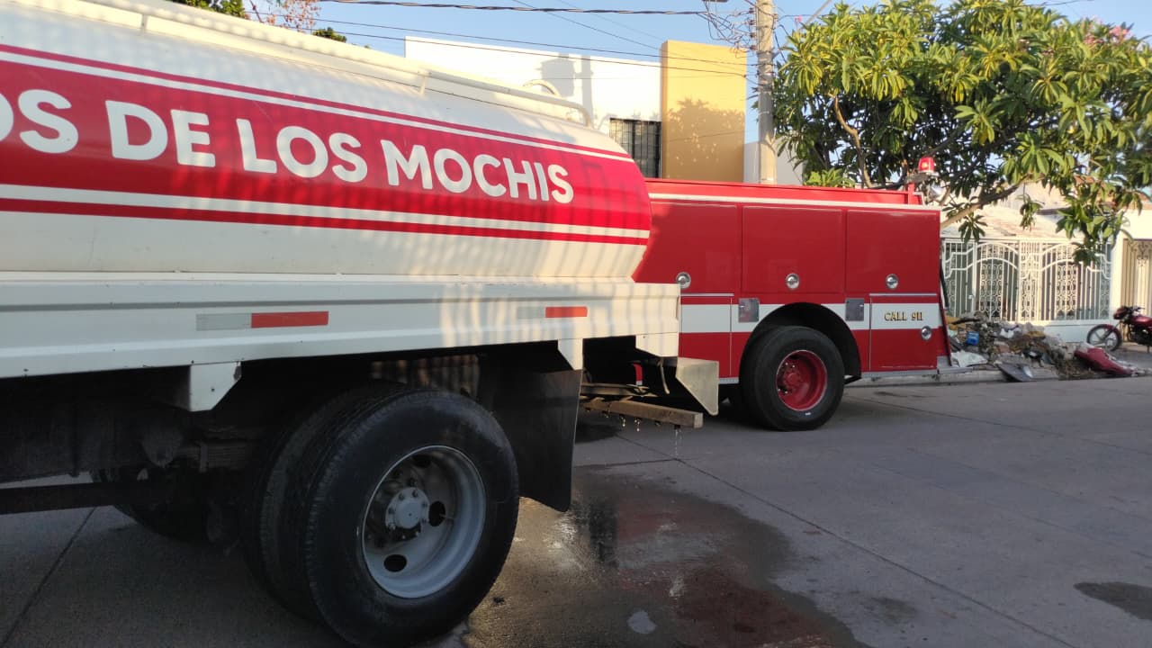 Bomberos en un incendio de Los Mochis
