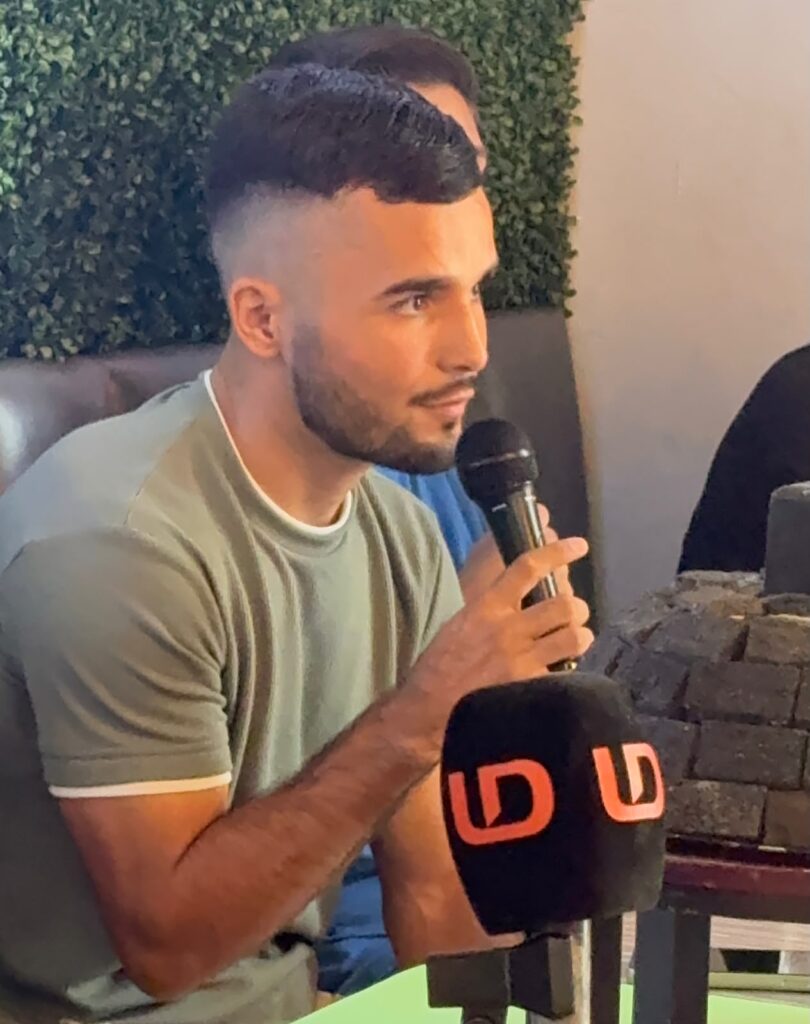 Boxeador en conferencia de prensa