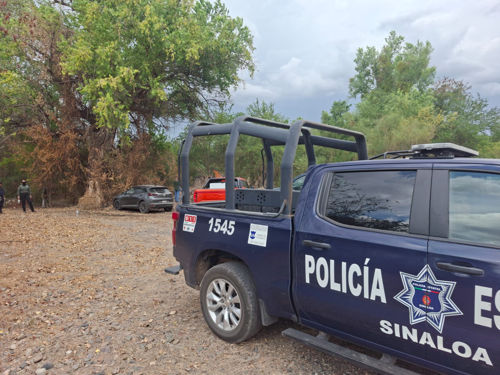 Autoridades en el lugar donde fue encontrada la osamenta.