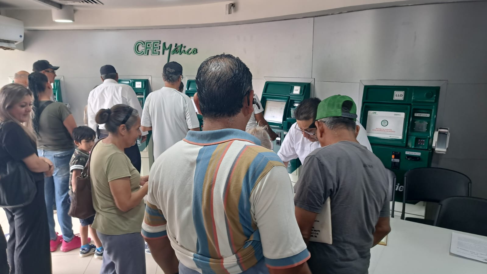 Usuarios en las instalaciones de CFE en Los Mochis.