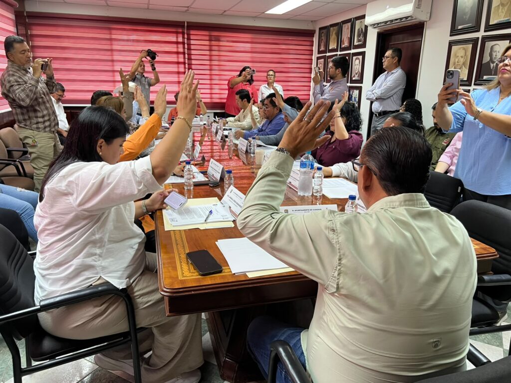 Regidores votando por la doncación de terreno para el nuevo IMSS