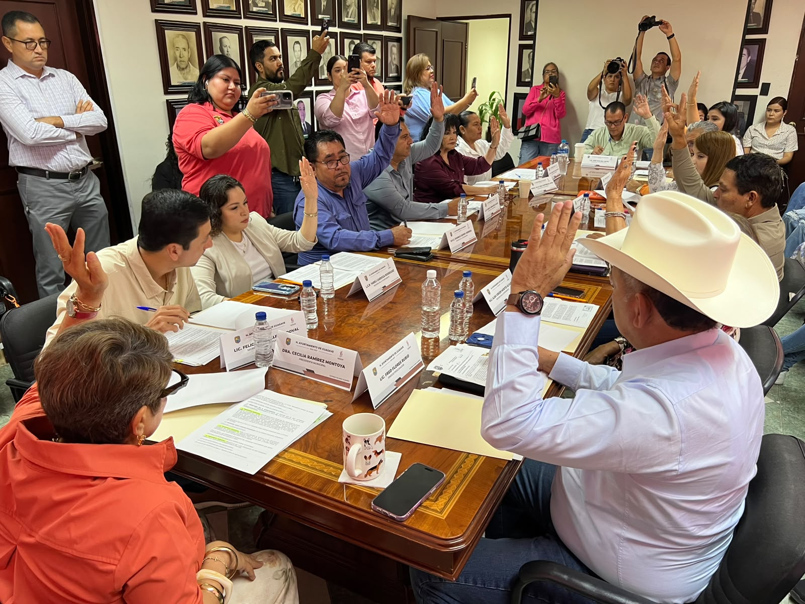 Regidores votando por la doncación de terreno para el nuevo IMSS