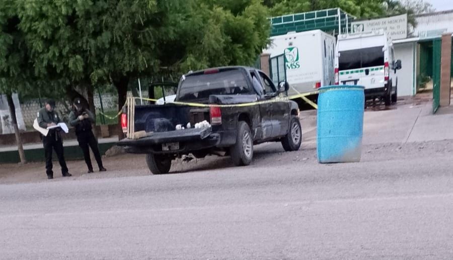 Camioneta Dakota negra