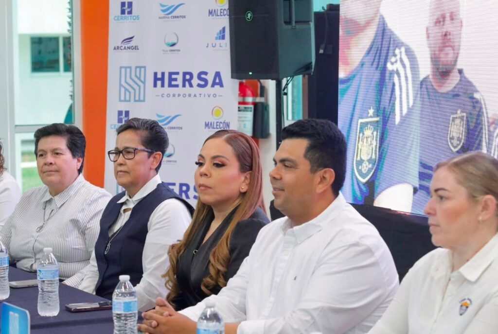 Autoridades sentadas en una mesa
