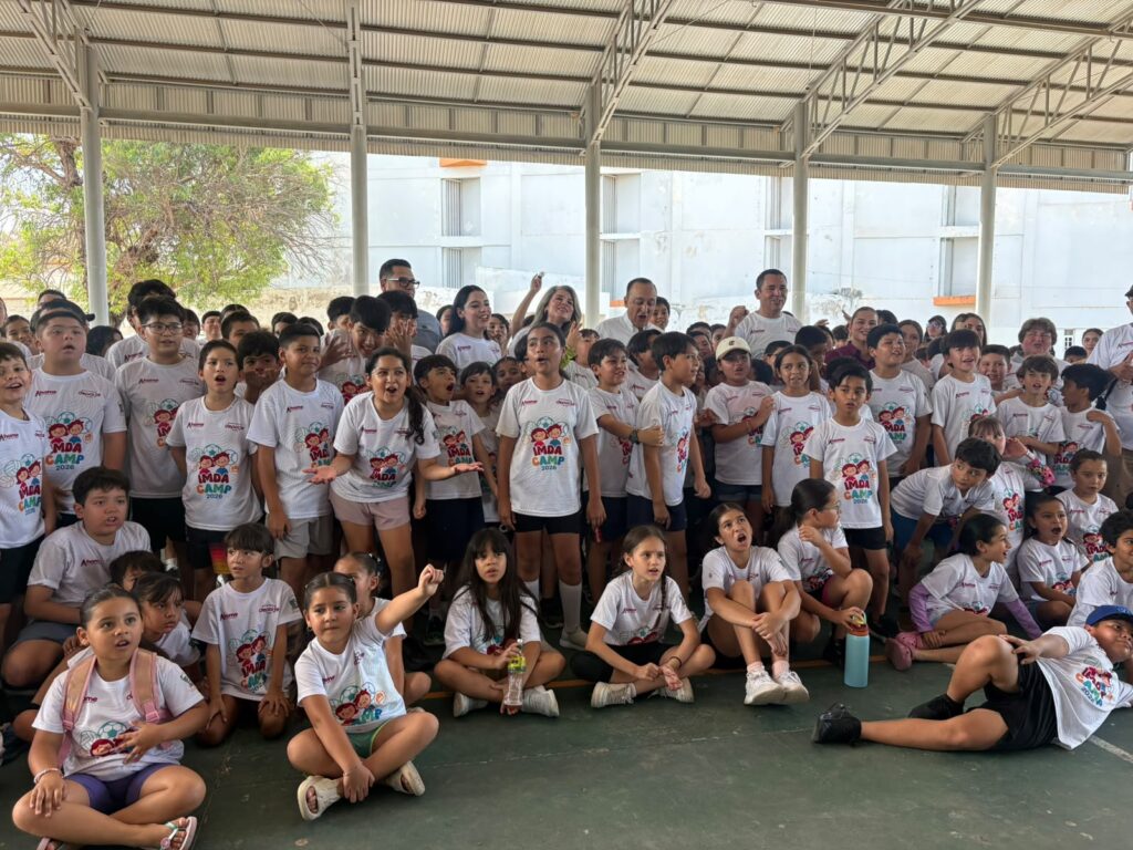 niños reunidos bajo una techumbre