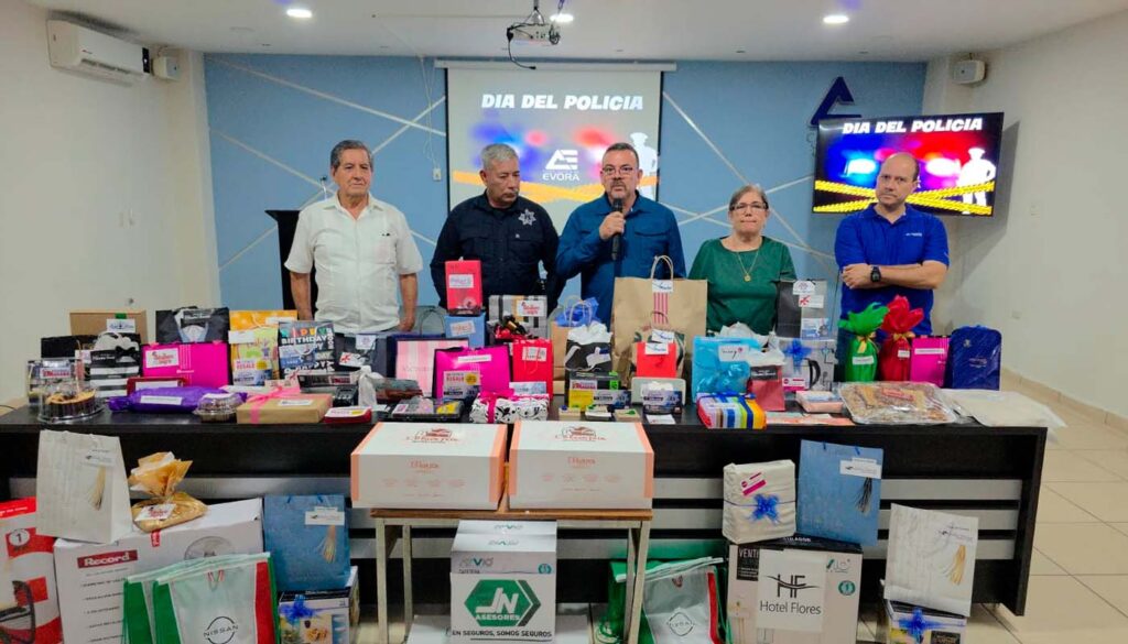 Canaco Évora reconoce a policías con regalos