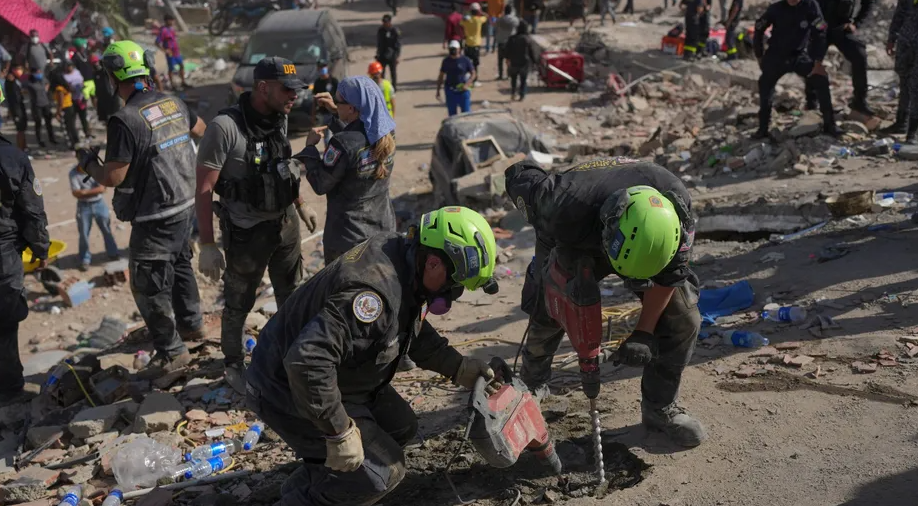 Equipos de rescate encuentran a 12 sobrevivientes seis días después de los sismos en Venezuela