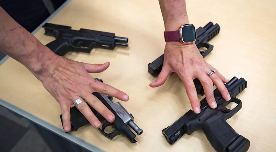 Gobierno de EU demanda a California por nueva ley que limita la venta de pistolas semiautomáticas