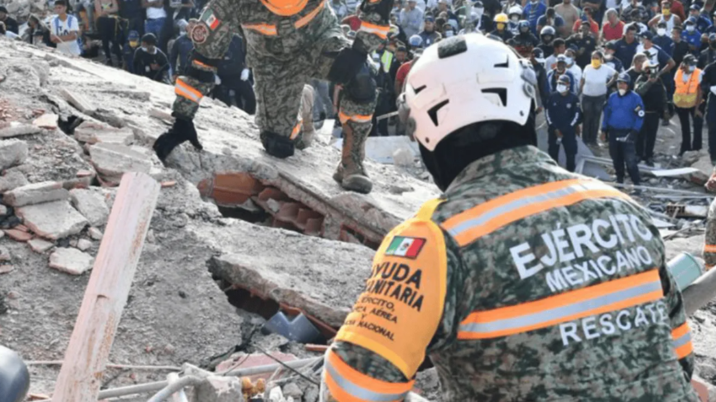 Venezuela distingue a rescatistas mexicanos por su labor tras el doble terremoto