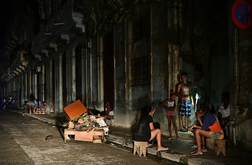 Cuba sufre otro apagón nacional en medio del deterioro de su sistema eléctrico