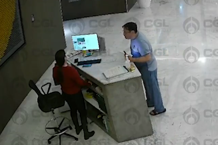 VIDEO: Huésped de hotel en CDMX agrede a recepcionista y nadie le ayuda