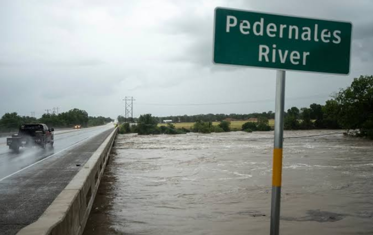 Inundaciones en Texas dejan dos muertos y más de 200 rescates