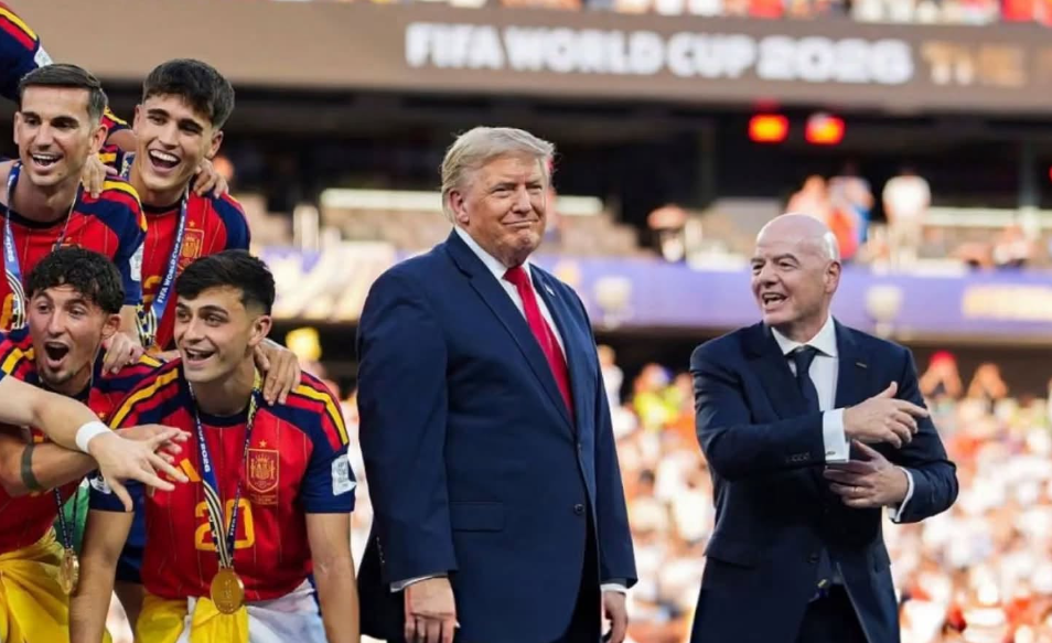 Trump se roba el show en la final del Mundial: se queda en el podio y FIFA le pide retirarse