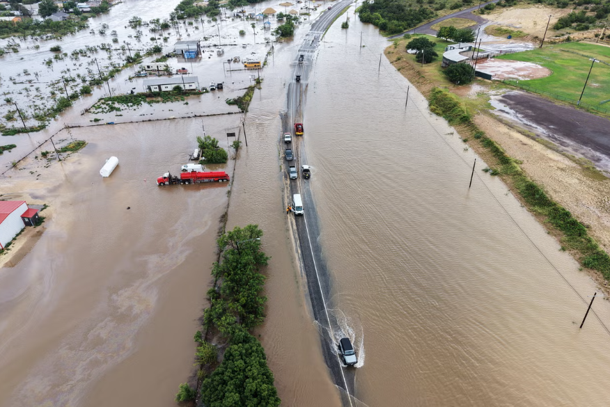 Inundaciones en Texas elevan a tres la cifra de fallecidos; autoridades mantienen operativos