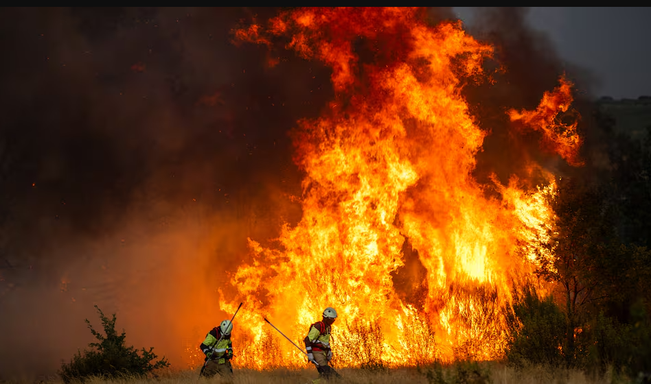 Más de 200 mil personas abandonan sus hogares por incendios forestales en Francia y España