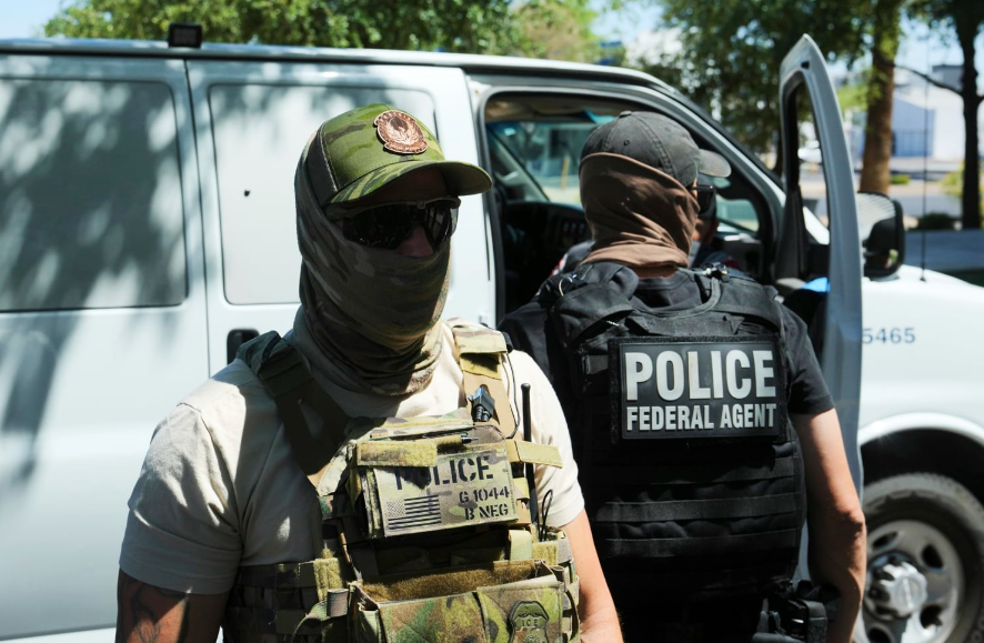 ICE analiza cambios internos, aunque niega errores por muertes de migrantes